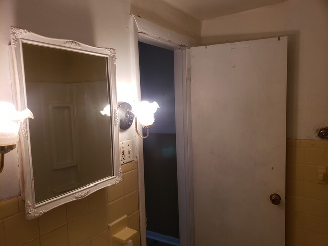 Building Photo - 454 Velde Ave