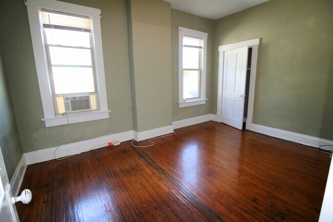 Upstairs Bedroom - 118 E Hudson St