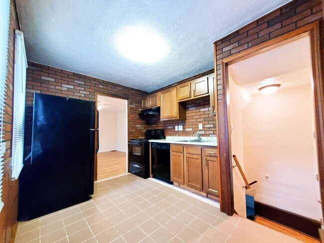 Foto del edificio - 3 Bed - 1 Bath Colonial for Rent | Complet...