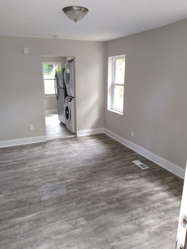 Building Photo - Newly RENOVATED OVERSIZED 2 bedroom 1 bath...