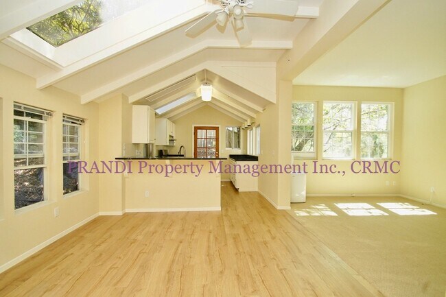 Foto del edificio - Delightful and Spacious 1Br in Triplex Clo...