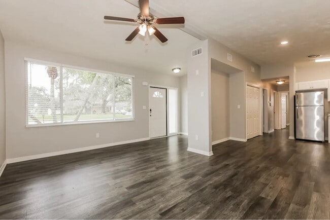 Building Photo - 813 E River Dr