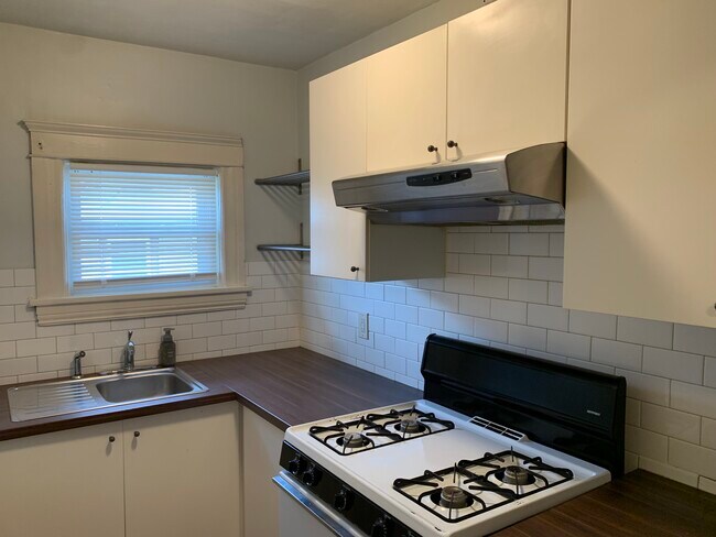 Kitchen - 231 W Washington Ave