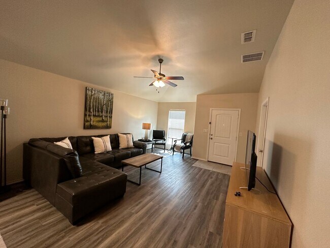 Foto del edificio - Furnished Short Term Rental - The Contingency Plan