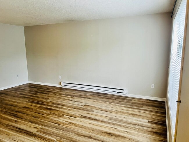 Building Photo - Wonderful Wilsonville Townhouse