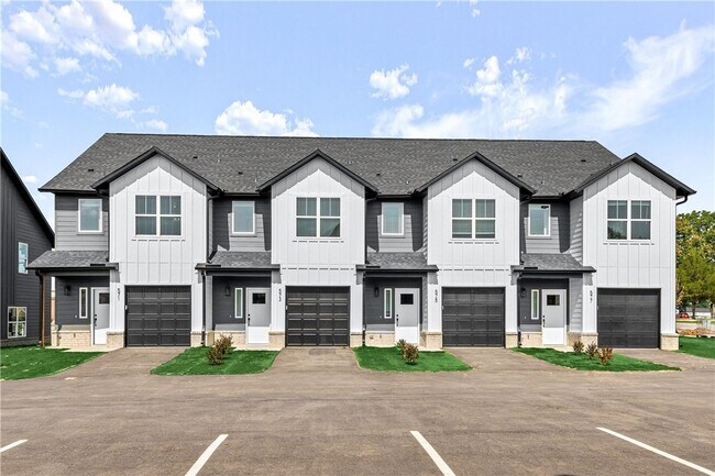 Building Photo - 547 W Pickens Rd