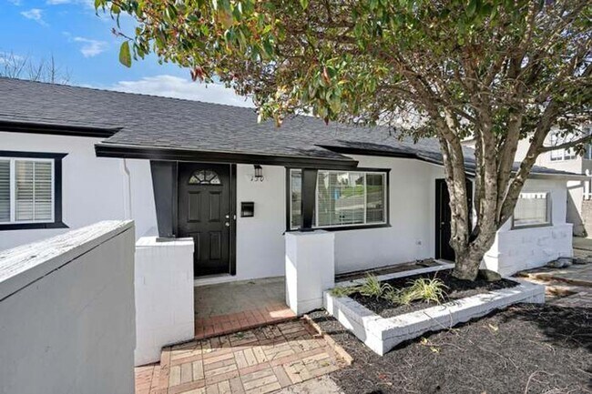 Foto del edificio - Brand new updated single family house. Gus...