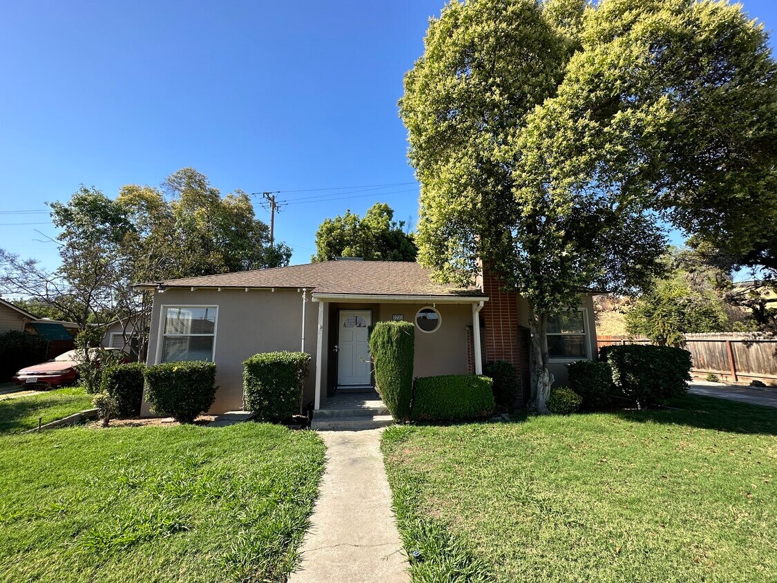 Primary Photo - 2231 E Cambridge Ave