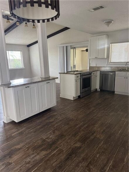 Building Photo - 306 Clover Dr