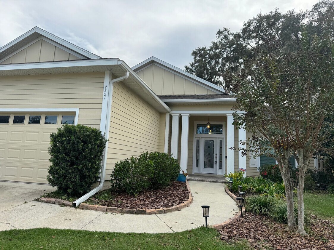 Primary Photo - 3/2 (Garison Way) This stunning split floo...