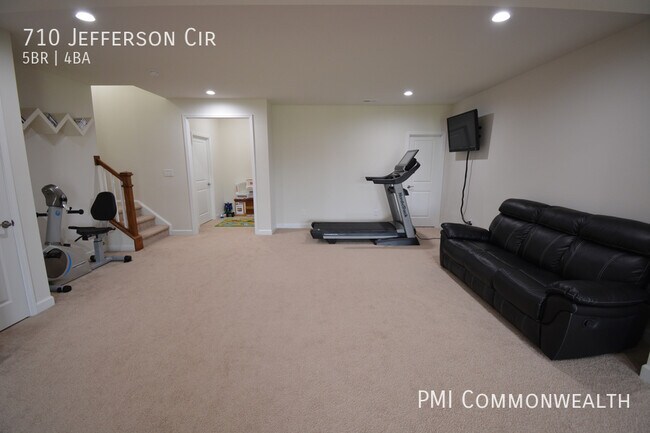 Building Photo - 5 Bed / 4.5 Bath Single Family (Available ...