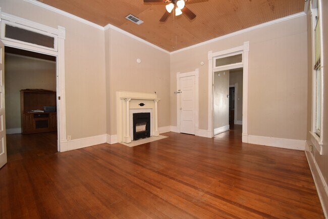 Foto del edificio - Large Centrally Located Home