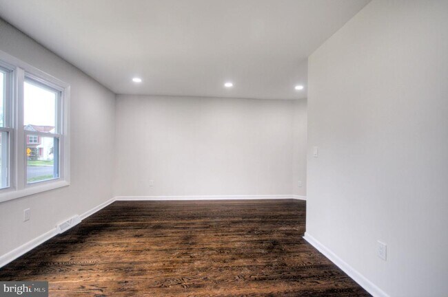 Foto del edificio - 300-302 Mayfair Ave