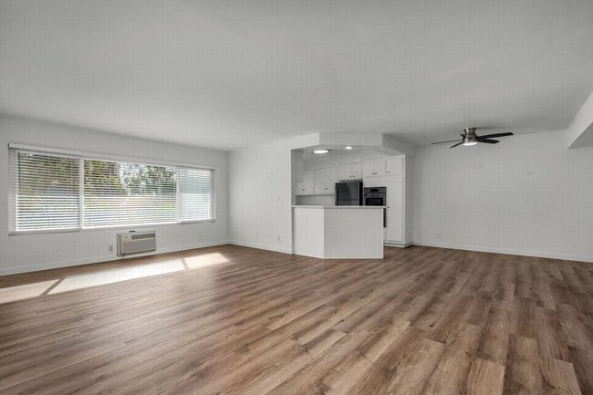 Building Photo - Stunning HUGE Top-floor 2+2 Unit