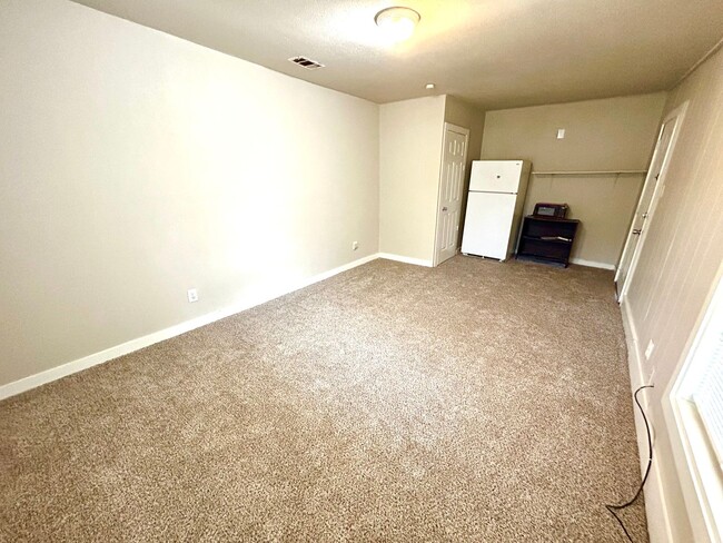 Building Photo - **APPLICATION RECEIVED** **MOVE-IN SPECIAL...