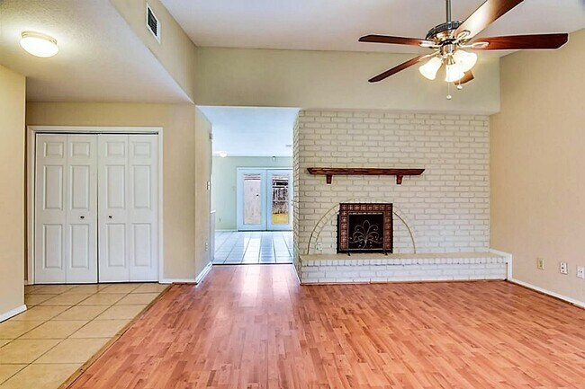 Foto del edificio - 6907 Tara Dr