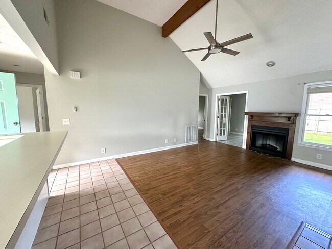 Building Photo - NEW STAINLESS APPLIANCES COMING!!  Renovat...