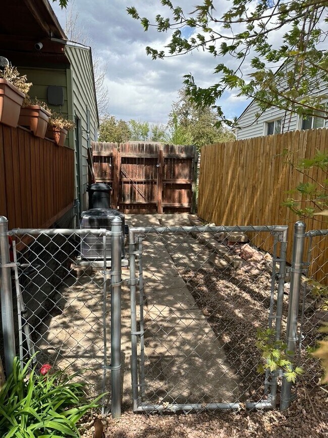 Foto del edificio - CUTE 3BD RANCHER WITH CHARACTER IN CENTRAL COLORADO SPRINGS - Security Deposit Waiver Available