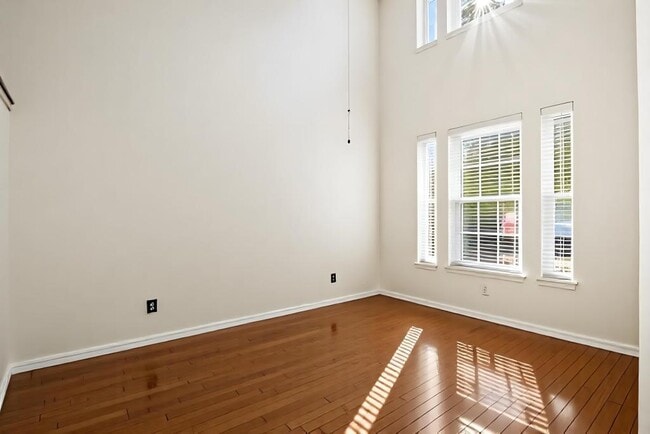 Building Photo - 2100 Hilton Head Dr