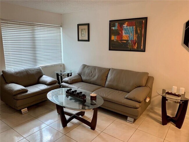 Foto del edificio - 9845 Riverside Dr