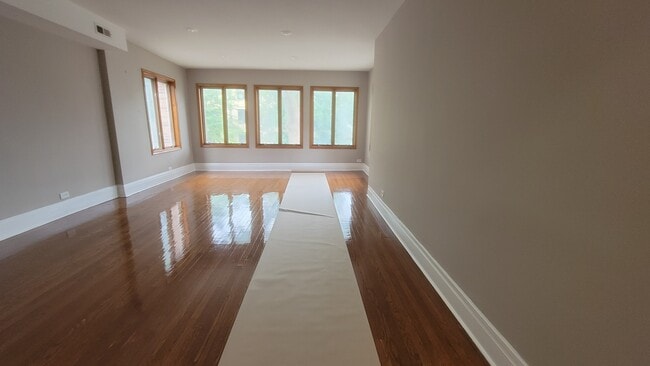 Combo Living Room - 6437 N Glenwood Ave