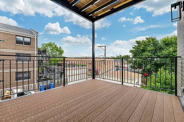 Private balcony - 4321 N Cicero Ave