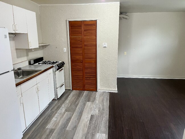 Building Photo - 450 Magnolia Dr