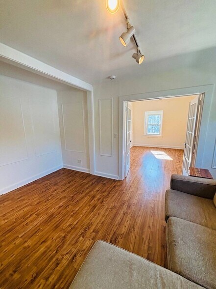 Foto del edificio - 145 Carpenter Ave