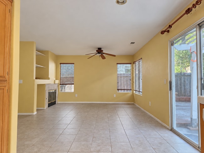 Building Photo - 635 Hillhaven Dr