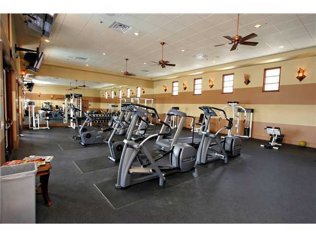 Building Photo - Gated Townhome | Pool and Gym