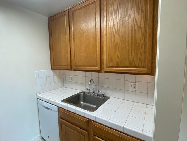 Foto del edificio - One bedroom condo with hardwood floors - W...