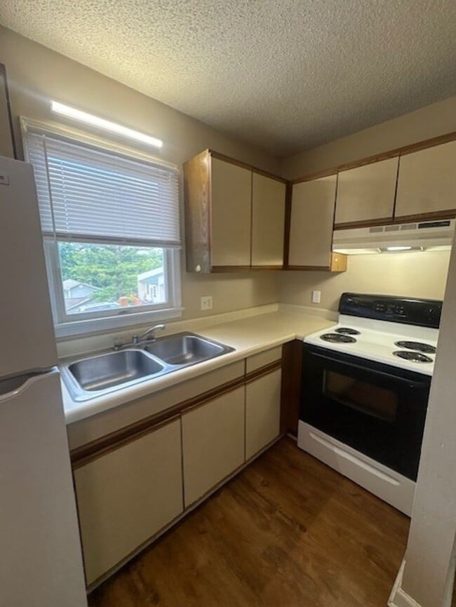 Building Photo - 25137 York Dr