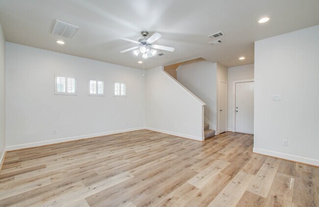 Building Photo - 624 E 39th St