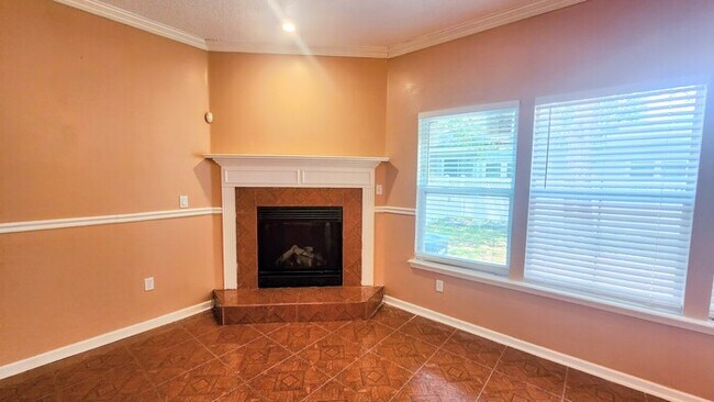 Foto del edificio - Spacious 4-bedroom, 3-bath home in desirab...