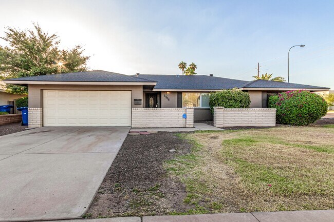 Building Photo - Stunning Tempe home - 5 bedroom - pool & y...