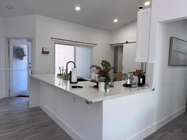 Foto del edificio - 5593 NW 102nd Pl