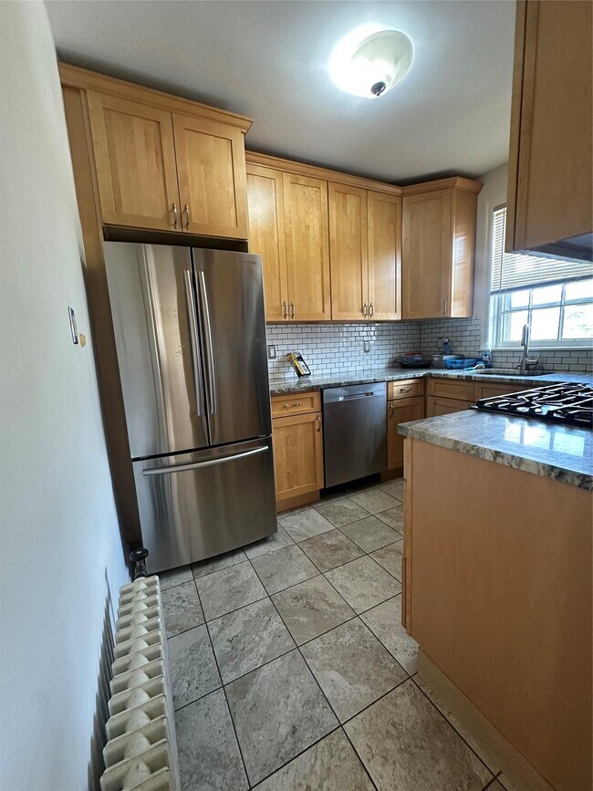 Foto del edificio - 281 E 241st St