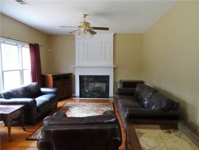 Foto del edificio - 3485 McClure Woods Dr