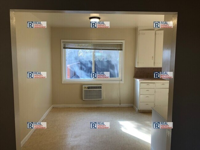 Building Photo - Modesto 2 Bedroom 1 Bath Duplex