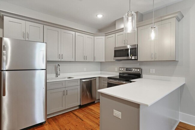 Foto del edificio - Stunning Historic Carriage House one block off of St. Charles!