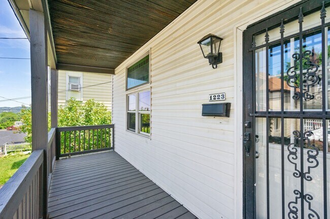 Foto del edificio - Huge 4 Bedroom with Large Yard on Quiet Street