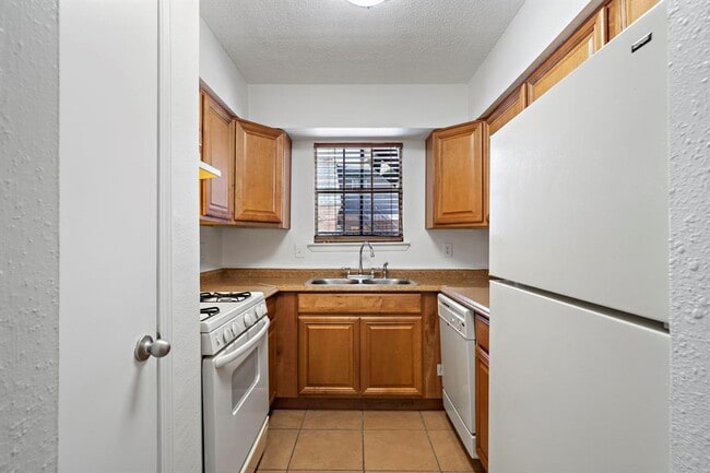 Building Photo - 711 Holiday Dr