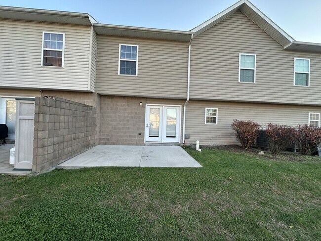 Foto del edificio - 1017 Hot Pt Cmns