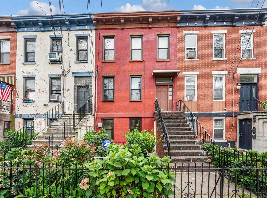 Primary Photo - 21 Henry St