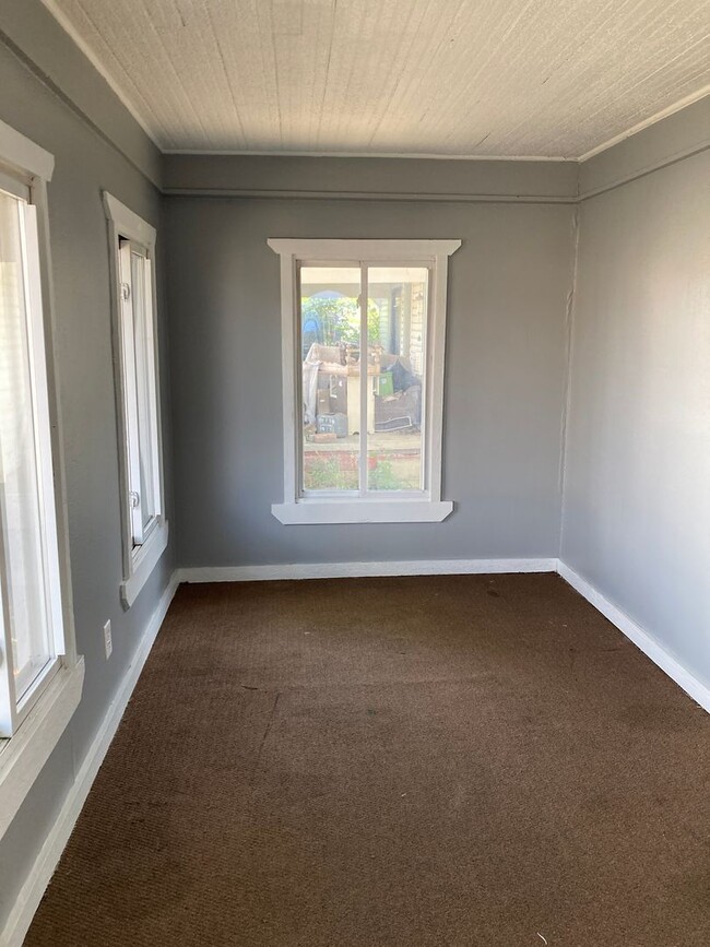 Foto del edificio - Nice 2 bedroom with fenced in back yard.