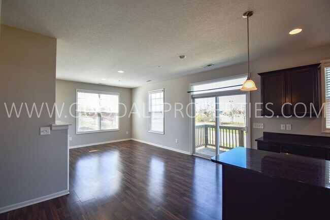 Foto del edificio - 2 Bedroom 2.5 Bath end unit Townhome in West Des Moines with attached garage