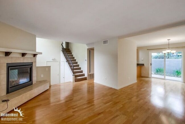 Building Photo - Beautiful Condo 2Bdm 2.5 Ba in the Heart o...