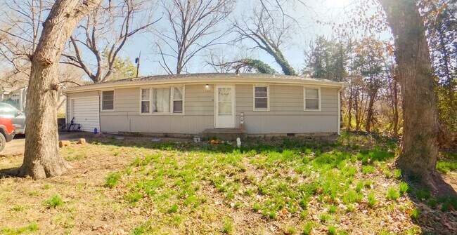 Building Photo - Great Location! 2 Blocks to Campus + Pet-F...