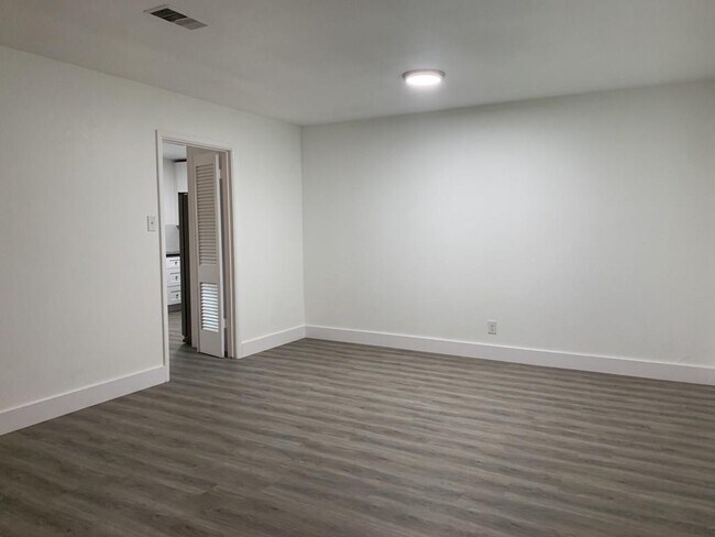 Building Photo - 1605 Sweetbriar Ave