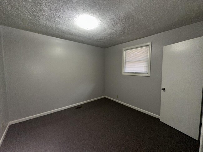 Building Photo - 1186 Green Acres Rd